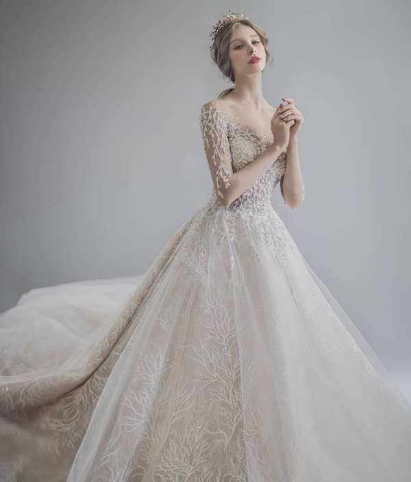 Váy cưới hở lưng khiến nàng dâu gợi cảm khôn xiết – Wannabe