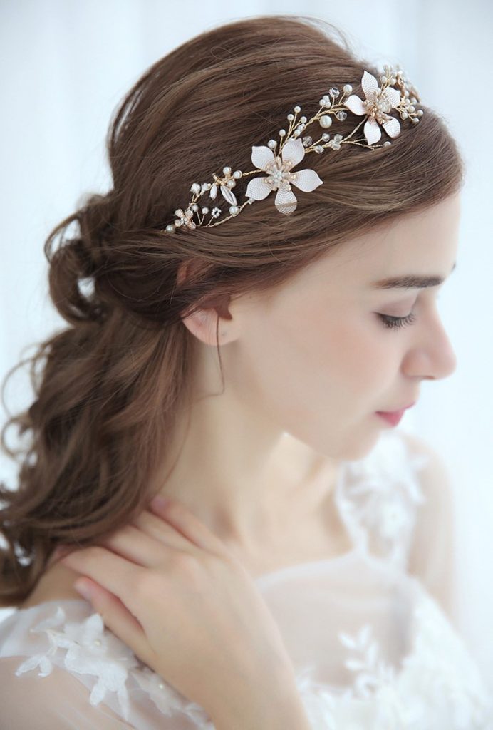 Phụ kiện tóc cô dâu mang tới niềm vui và phong cách cho cô dâu trong ngày cưới. Hãy cùng xem hình ảnh này để lựa chọn những phụ kiện tóc độc đáo và phù hợp với phong cách của bạn.