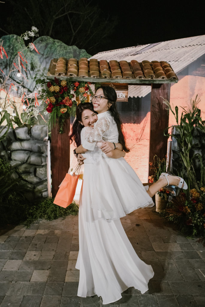 Nàng hậu Lương Thùy Linh đi thử váy cưới